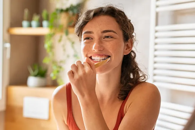 Со фтором, кальцием или абразивами: как правильно выбрать зубную пасту