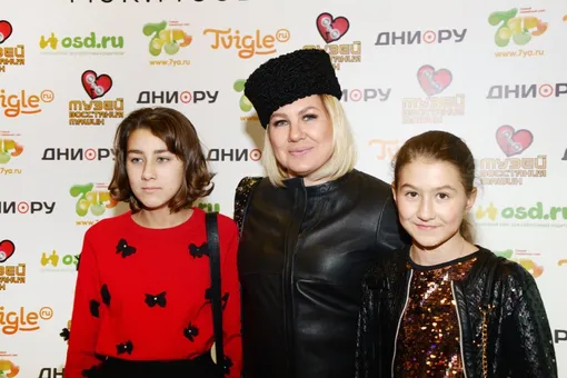 Ева Польна с дочками