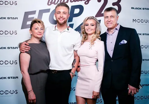 Егор Крид с родителями и сестрой