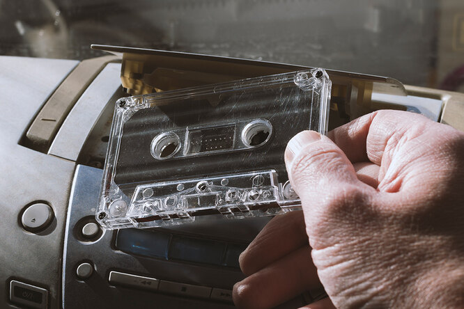 До слез: 85-летний дедушка нашел кассету с записью, сделанной мамой 40 лет назад