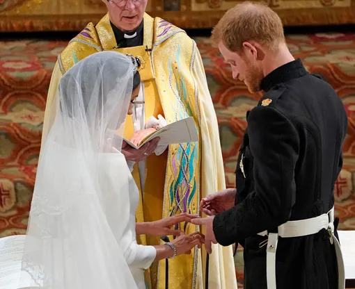 Принц Гарри и Меган Маркл обмениваются кольцами во время свадебной церемонии