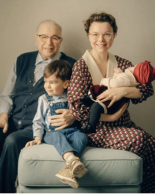 Татьяна Брухунова разместила в соцсетях фотографию, на которой она запечатлена с Евгением Петросяном и двумя детьми
