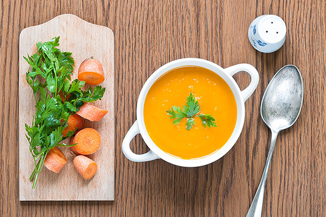 Нежный крем-суп из моркови с орехами пекан в карамели