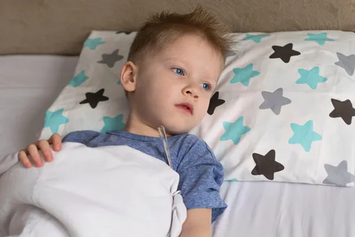 Детские простуды и их осложнения: ребёнок в постели