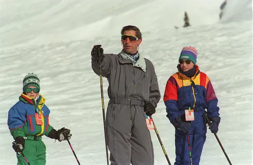 Принц Чарльз с сыновьями Гарри и Уильямом во время лыжного отдыха в Клостерсе в 1994 году