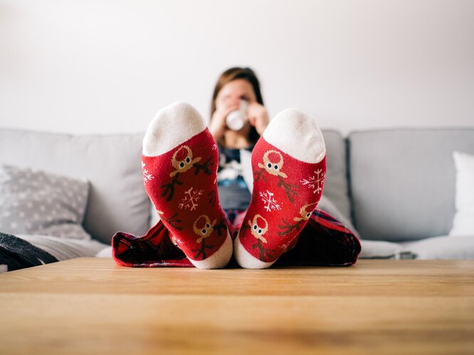 девушка с яркими рождественскими носками