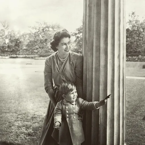 Принц Чарльз в детстве с королевой Елизаветой II
