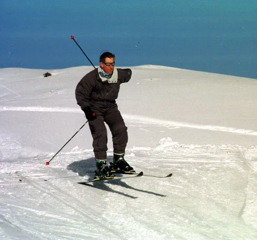 Принц Чарльз катается на лыжах во время отдыха в Клостерсе, Швейцария, январь 1999 года