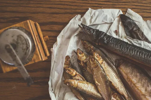 Что приготовить из копчёной рыбы: похлёбку, салат и риет