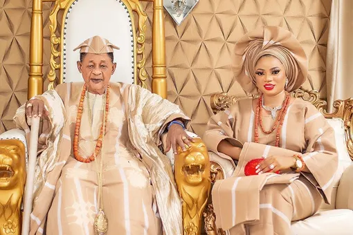В Нигерии 81-летний король Ойо поздравил с днем рождения 22-летнюю жену. Тринадцатую по счету