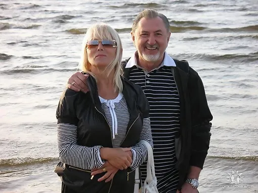Анатолий ярмоленко с женой фото