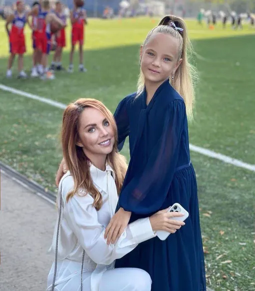 Певица Максим с дочкой