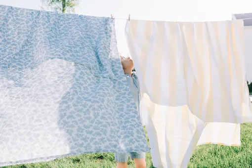 По возможности высушите постельное белье и одежду на открытом воздухе, под солнечные лучи.