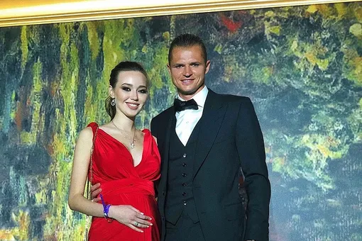 «В ожидании чуда»: Дмитрий Тарасов поделился трогательным фото беременной жены