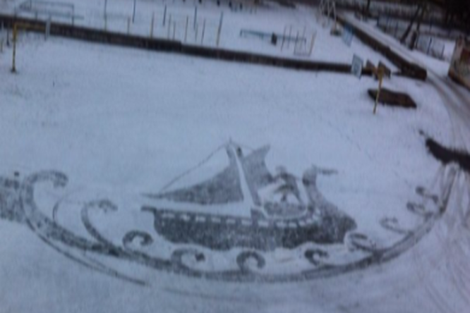 Школьный дворник из Ижевска рисует по снегу