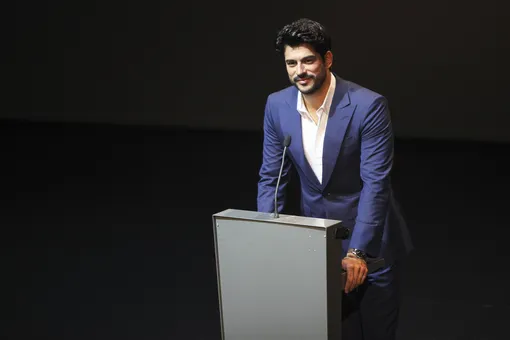 В 2014 году он получил премию «Лучший актер драматического сериала» на премии Turkey Youth Awards