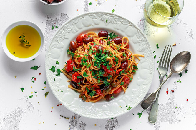 Спагетти с маслинами и помидором