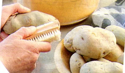 Картофель хорошо почистите щеткой, и отварите в "мундире" в течение 20-30 минут. Воду слейте и дайте картофелю немного остыть. Затем очистите.