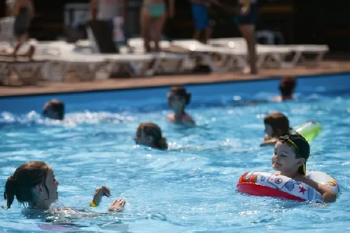 «Уберите этих уродов!» В Сочи детей с инвалидностью выгнали из бассейна по требованию отдыхающих
