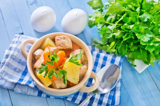 Рецепт азу из курицы по-татарски с огурцами и картофелем