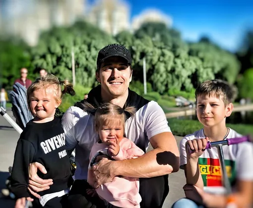 Станислав Бондаренко с детьми фото