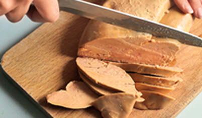 Утиную печень разморозьте и нарежьте на ломтики толщиной примерно 2 см.