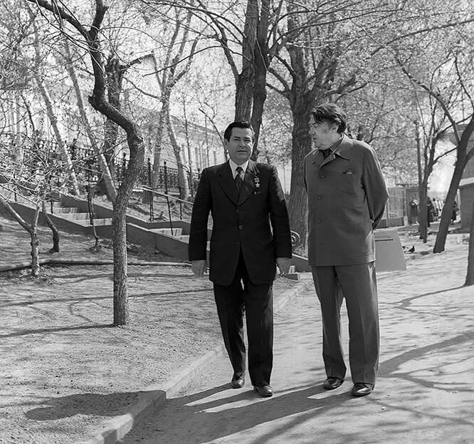 Легендарный советский летчик Алексей Маресьев (слева) и писатель Борис Полевой в дни празднования 30-летия победы в Великой Отечественной