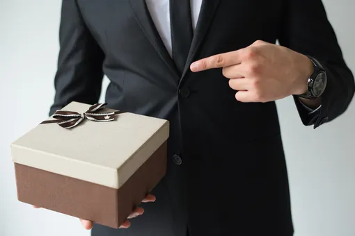 Правила делового этикета: как вручать подарки и сувениры на работе