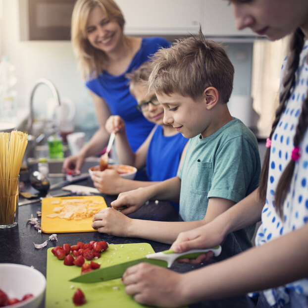 8 кулинарных навыков, которым стоит научить детей-подростков