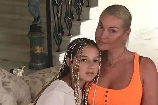 Анастасия Волочкова и ее 12-летняя дочь загорают в одинаковых купальниках
