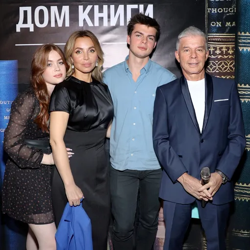 Олег Газманов с женой и детьми