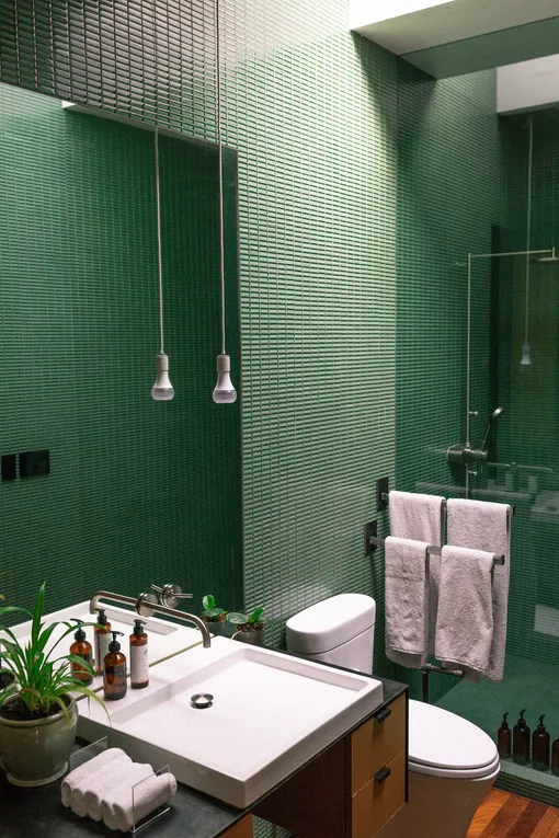 Подвесной светильник на уровне зеркала в ванной комнате фото