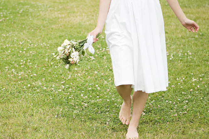 Невеста в белом платье полезла спасать беременную овечку (фото)