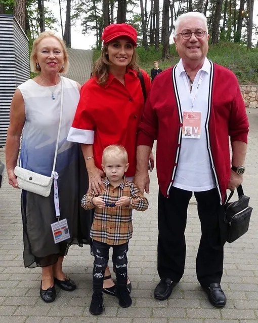 Анастасия Винокур с сыном и родителями