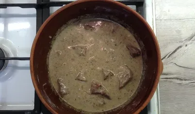 Запеченная в духовке говядина в сливочном соусе готова!