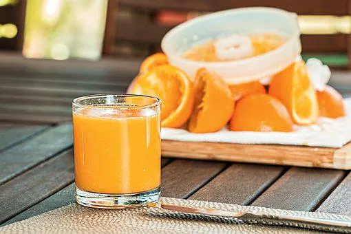 апельсины и свежевыжатый апельсиновый сок