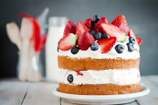 Справится даже ребёнок! 10 идей простого декора для торта
