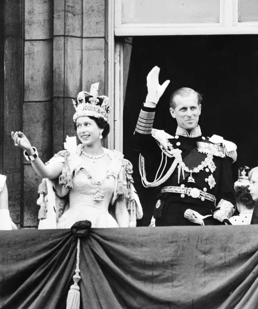 Королева Елизавета II и её муж, принц Филипп вечером, после коронации, на балконе Букингемского дворца