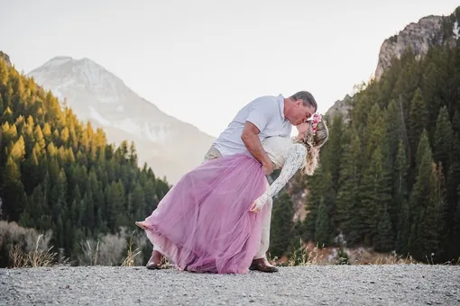 Девушка влюбилась в 51-летнего диджея на своей свадьбе и вышла за него замуж