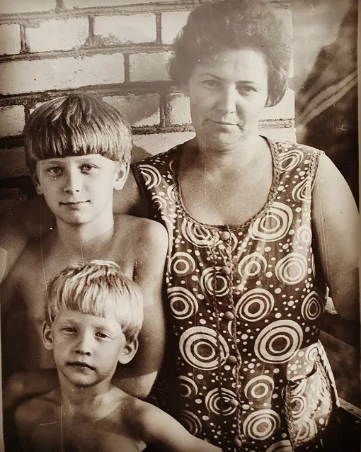 Сергей Глушко с мамой и братом