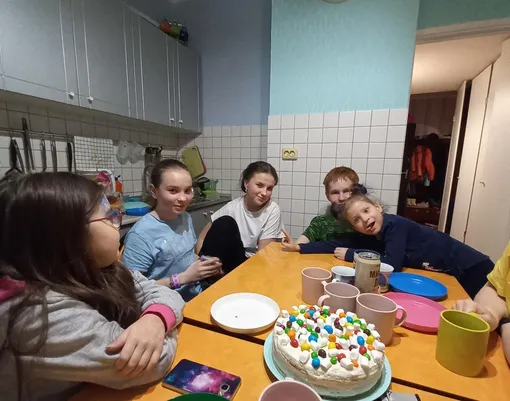 Соня и другие дети в квартире, оплачиваемой БФ «Настенька»
