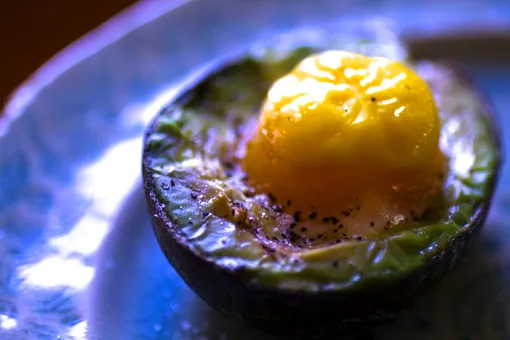 Как оригинально подать яичницу: 10 вкусных идей на завтрак, обед и ужин