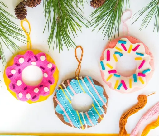 Новогодние украшения: пончики на ёлку своими руками