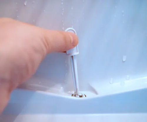 Если долго игнорировать подтекание, компрессор холодильника будет реже отключаться, что приведет к неправильной работе прибора.