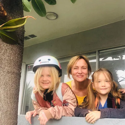 Елена Шевченко с внучками Александрой и Стефанией летом 2019 года