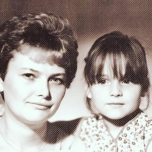 Анна Снаткина с мамой в детстве