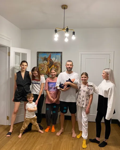 Владимир Кристовский с женой и детьми