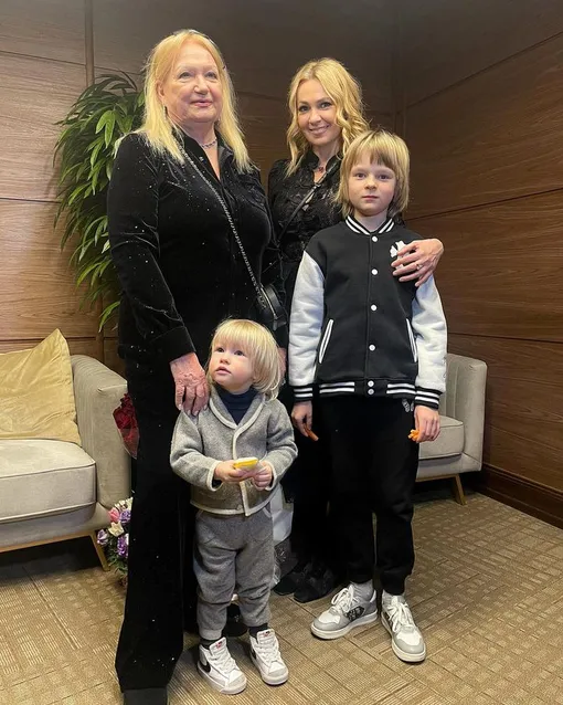 Яна Рудковская с мамой и сыновьями
