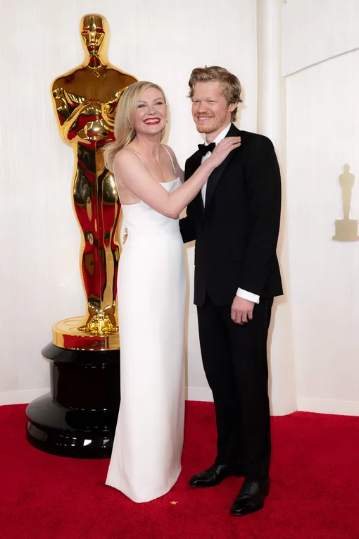 Кирстен Данст и Джесси Племонс на церемонии «Оскар-2024»