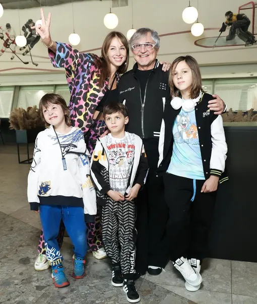 Дмитрий и Полина Дибровы с сыновьями